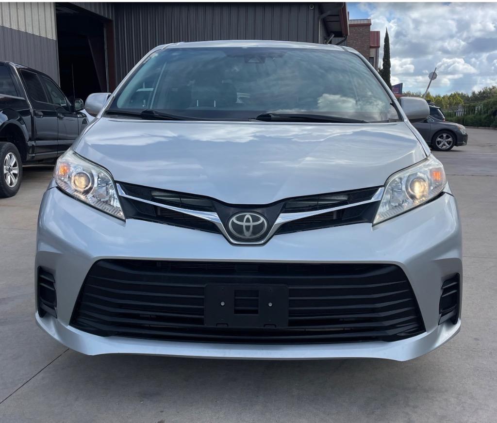 2019 Toyota Sienna - $18,999