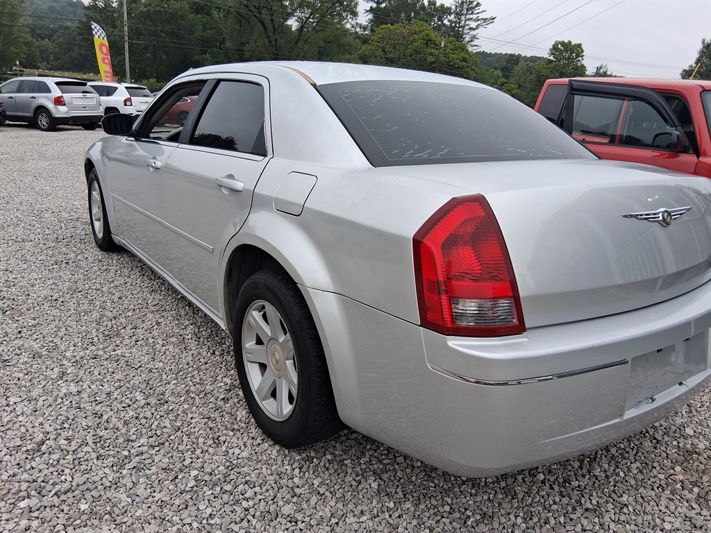 2005 Chrysler 300 - $2,600