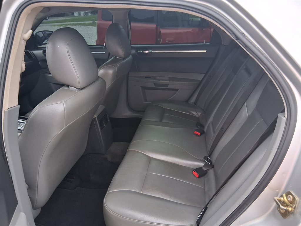2005 Chrysler 300 - $2,600