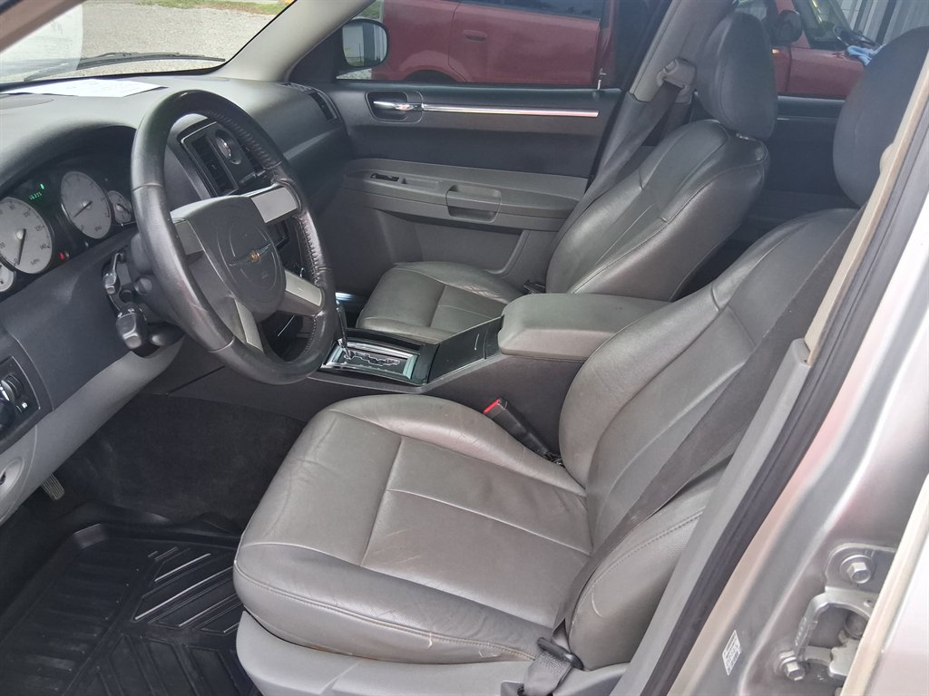 2005 Chrysler 300 - $2,600
