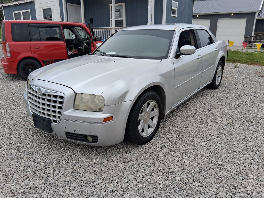 2005 Chrysler 300 - $2,600