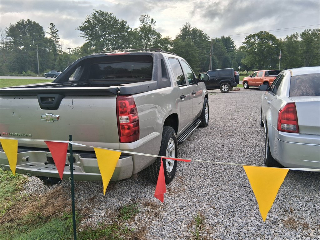 2007 Chevrolet Avalanche - $3,800