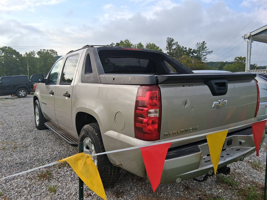 2007 Chevrolet Avalanche - $3,800