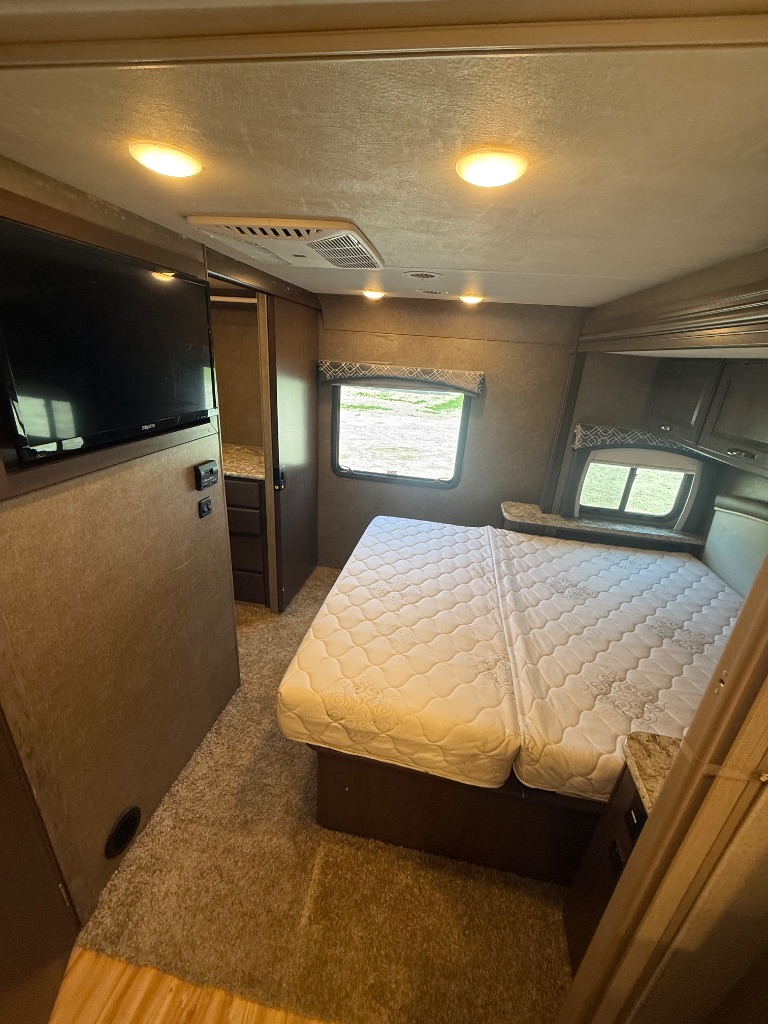 2020 Ford E-450 - $49,990