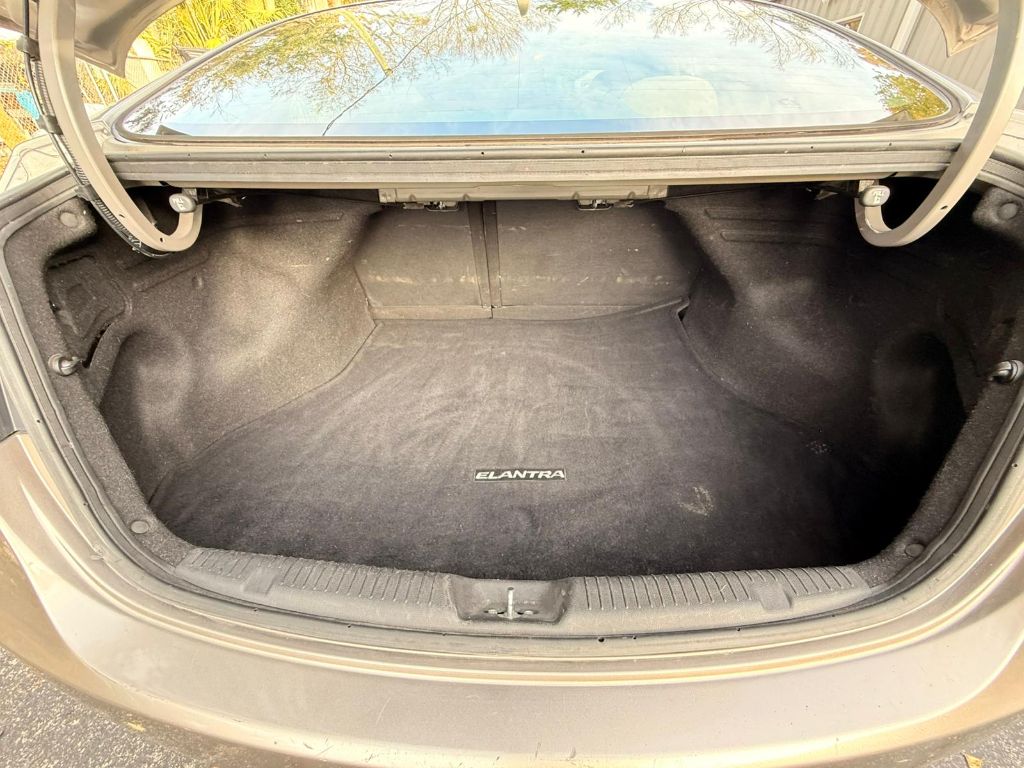 2013 Hyundai Elantra GLS photo