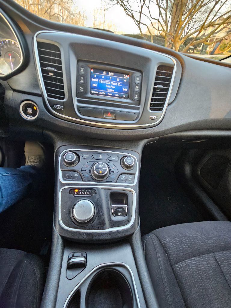 2015 Chrysler 200 - $6,000