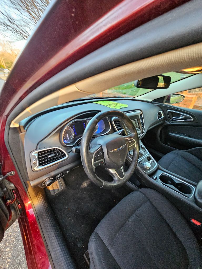 2015 Chrysler 200 - $6,000