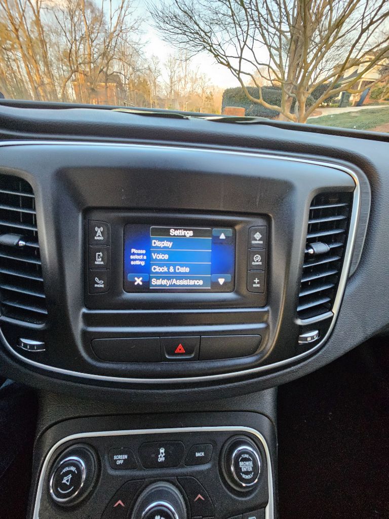 2015 Chrysler 200 - $6,000