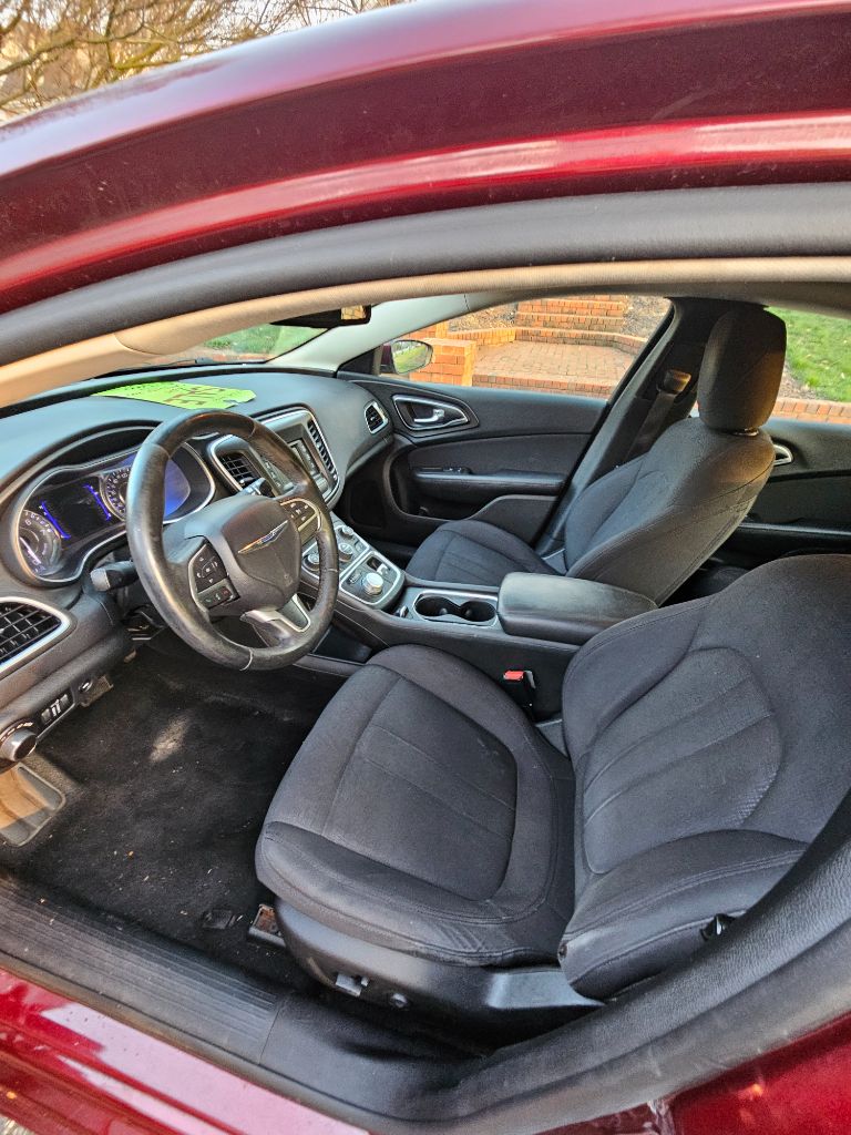2015 Chrysler 200 - $6,000