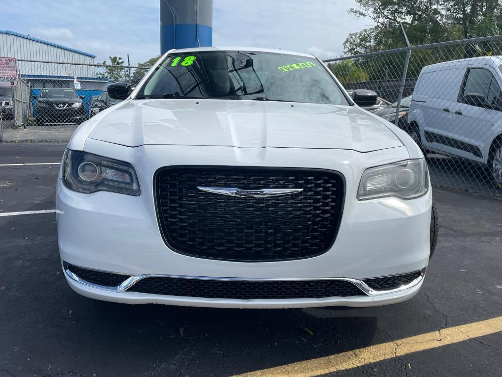 2018 Chrysler 300 Touring photo