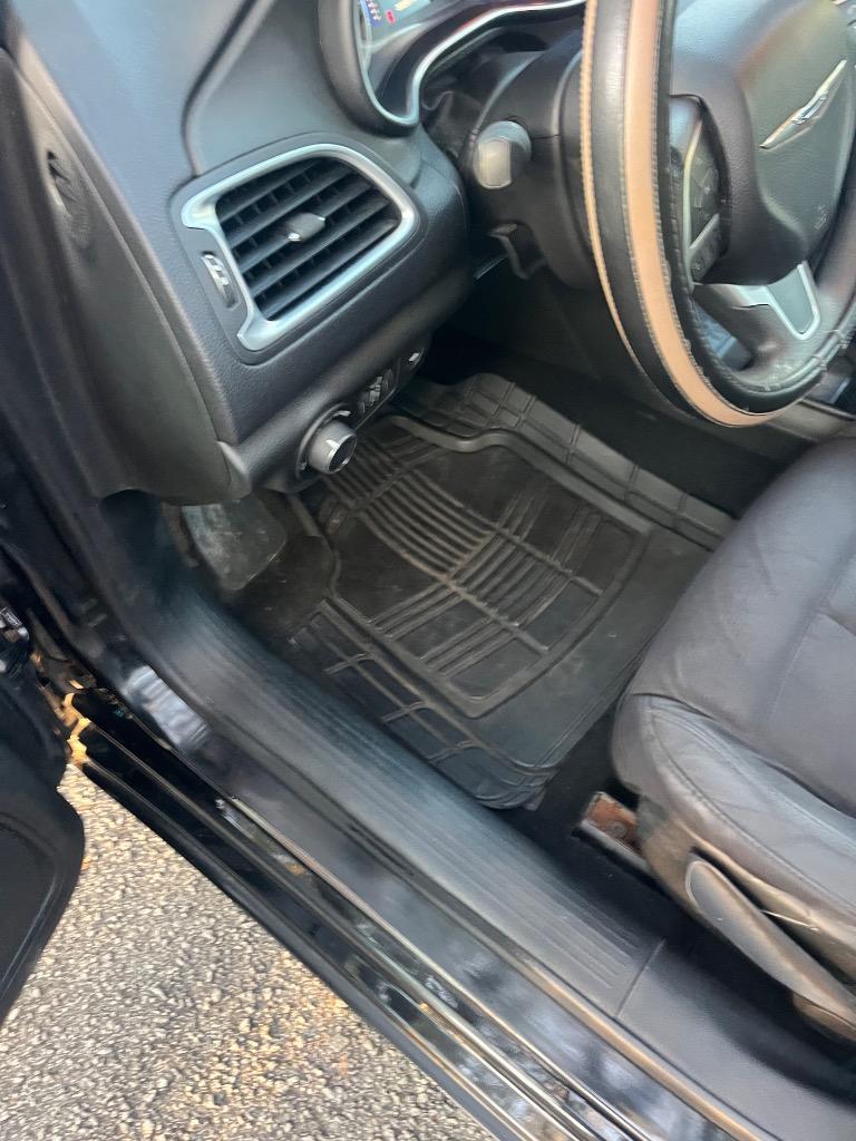 2015 Chrysler 200 - $4,250