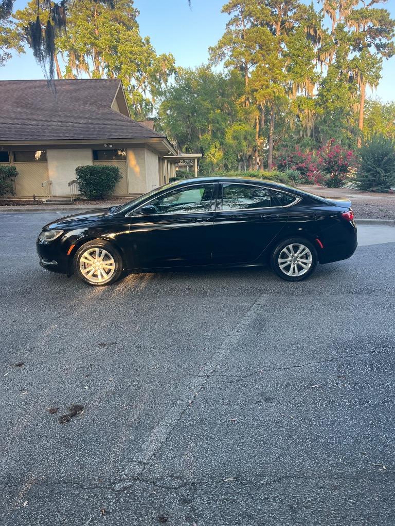 2015 Chrysler 200 - $4,250