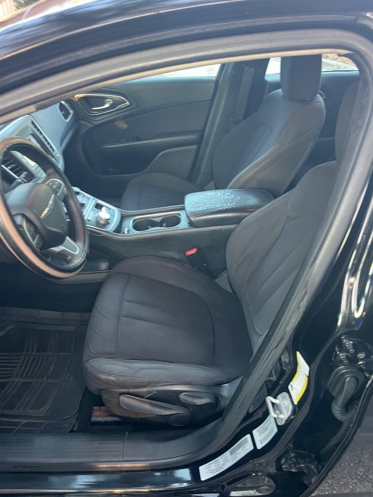 2015 Chrysler 200 - $4,250