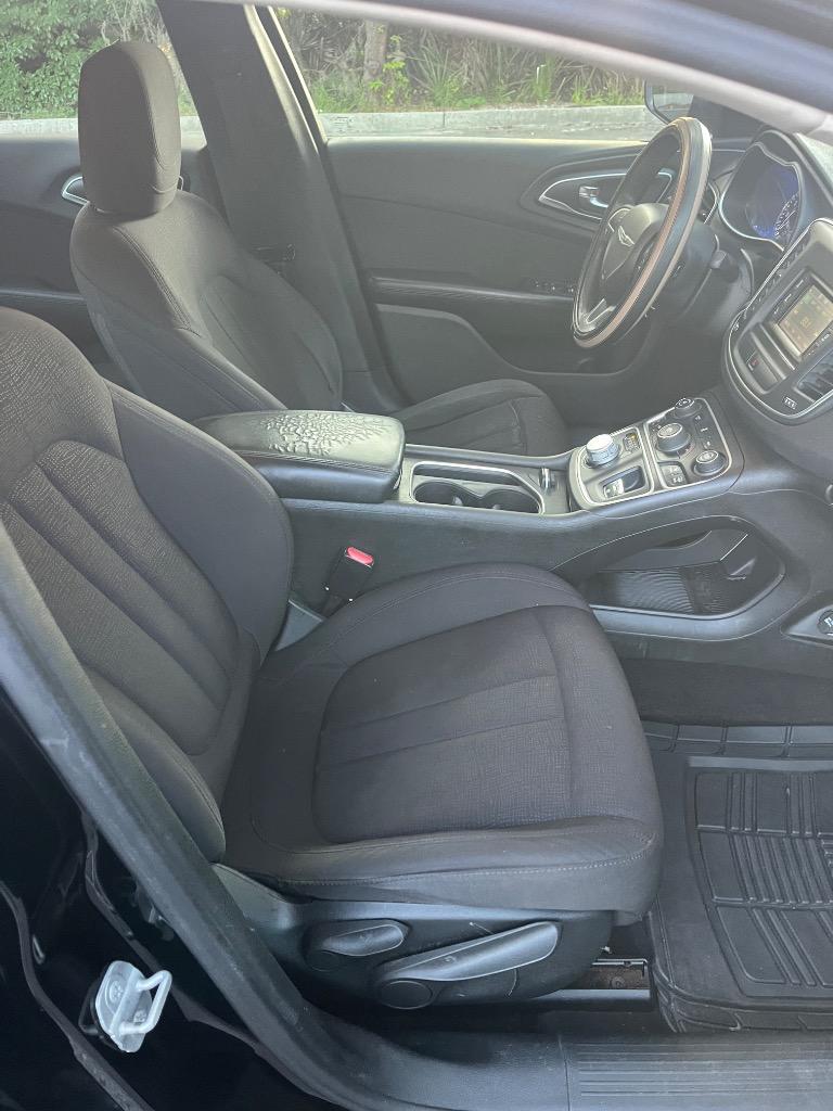 2015 Chrysler 200 - $4,250
