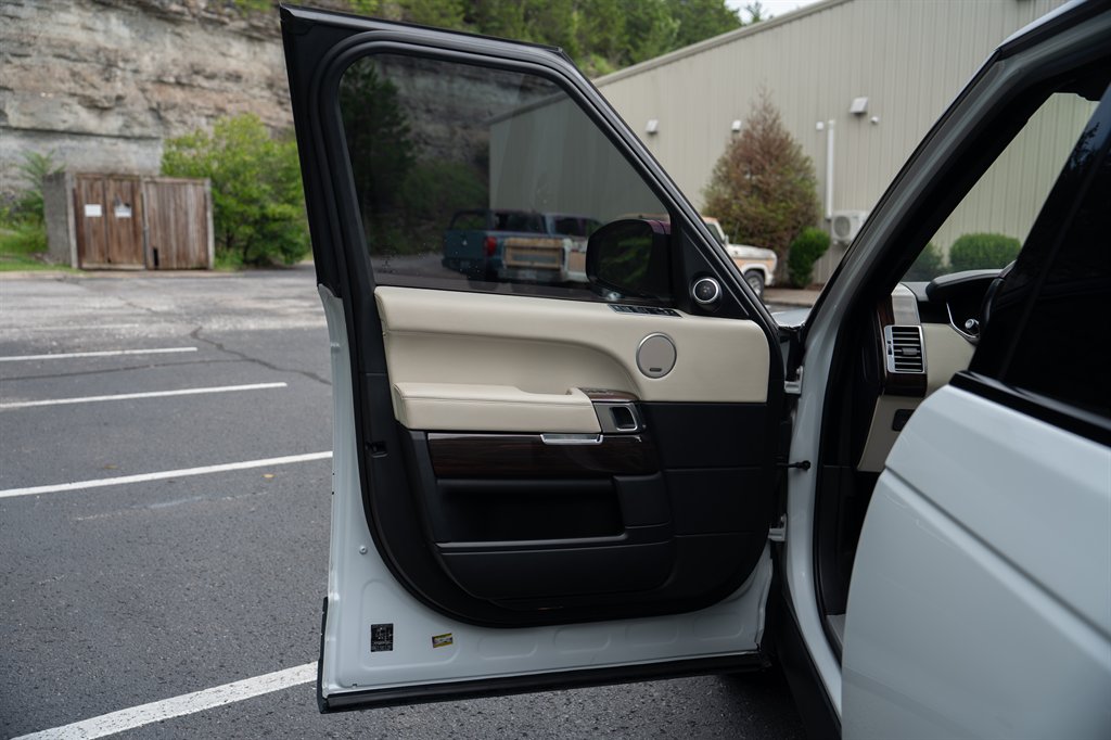 2017 Land Rover Range Rover - $18,900