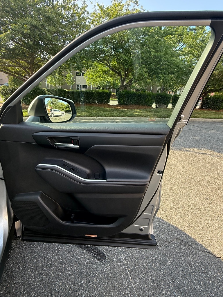 2020 Toyota Highlander - $27,999