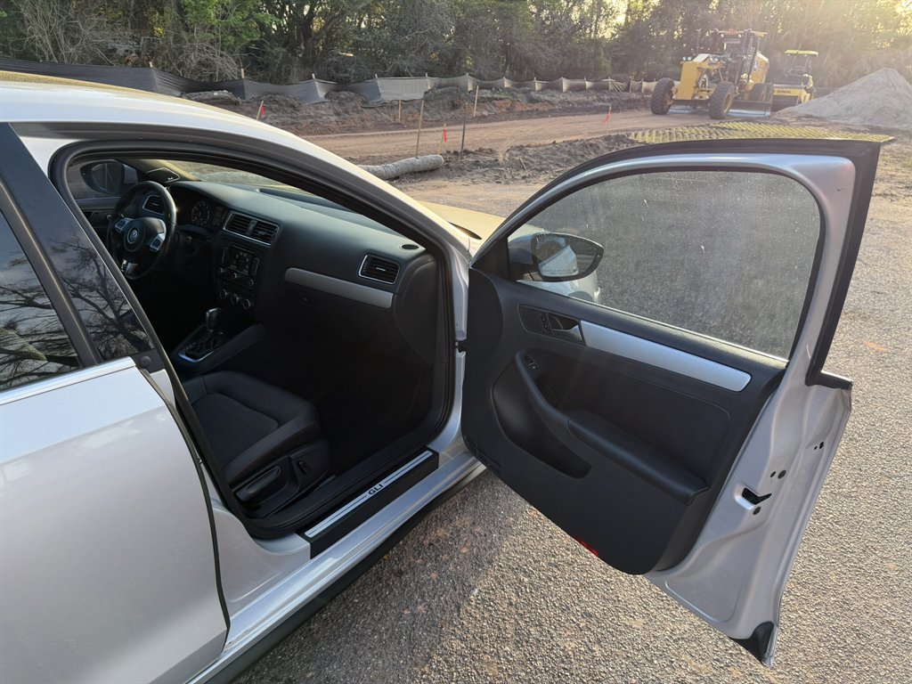2013 Volkswagen Jetta - $7,800