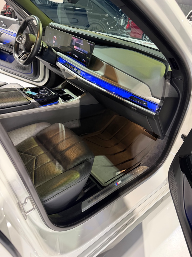 2023 BMW 760i - $75,900