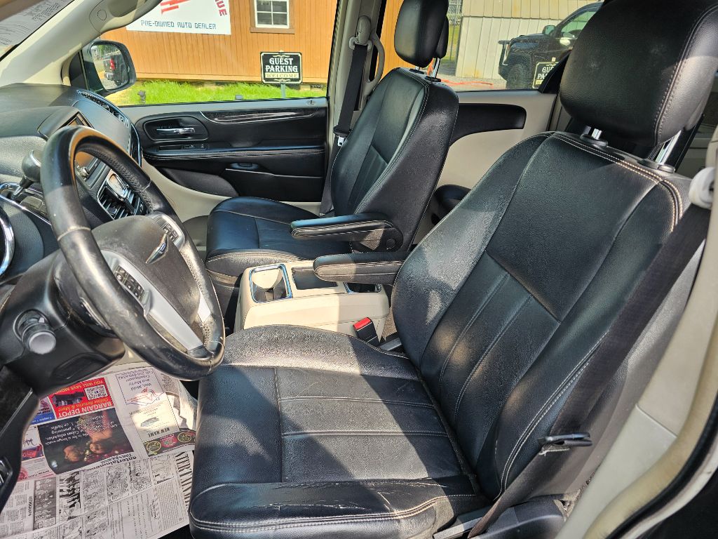 2014 Chrysler Town & Country Touring photo