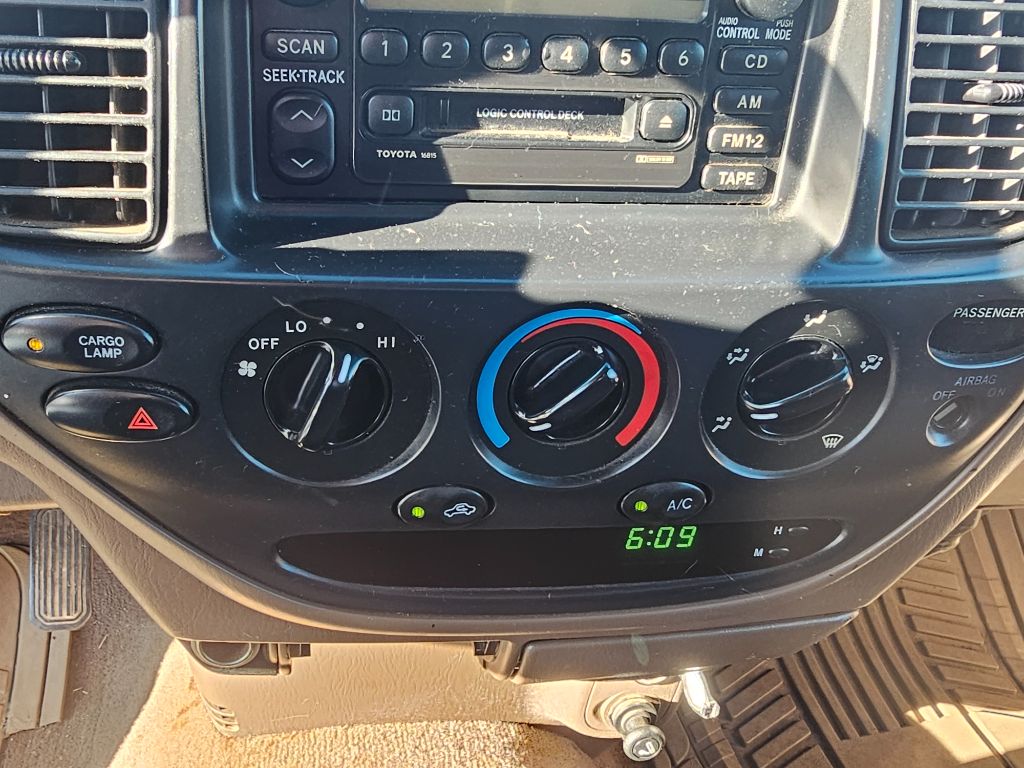 2002 Toyota Tundra SR5 V8 photo