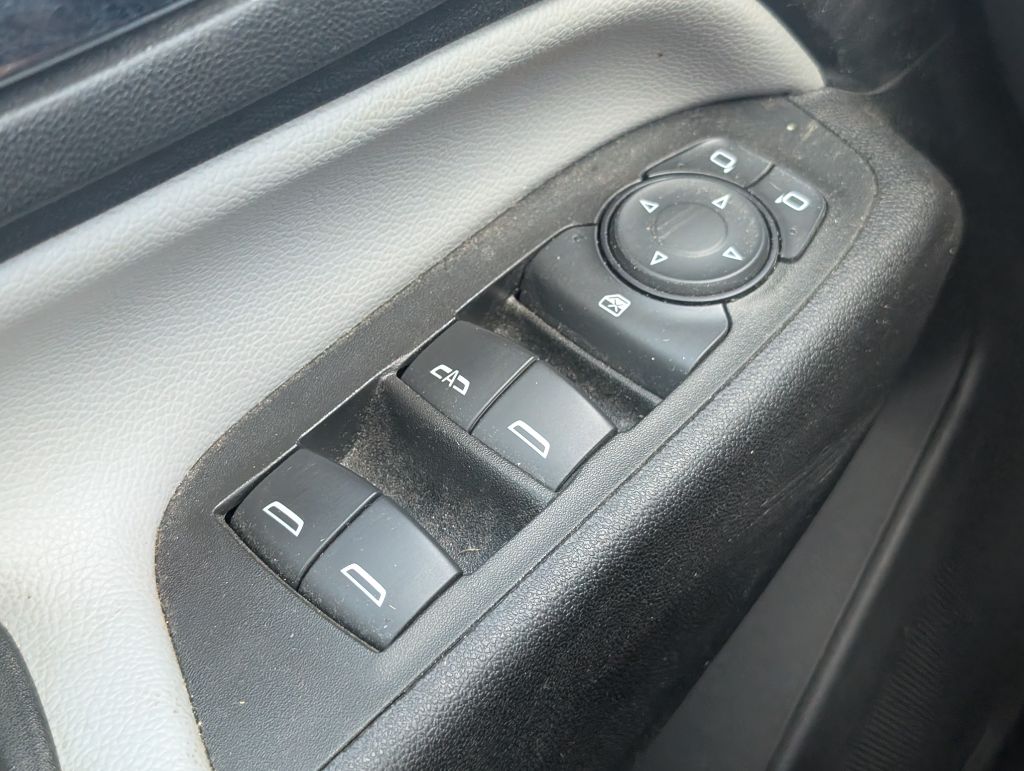 2023 Chevrolet Equinox - $17,995