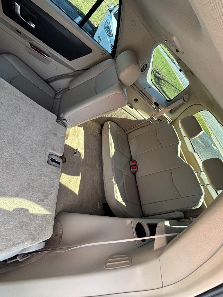 2005 Cadillac SRX photo