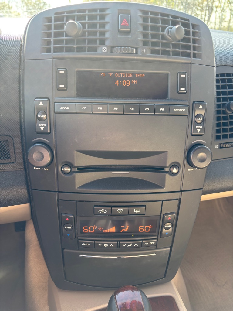 2005 Cadillac SRX photo