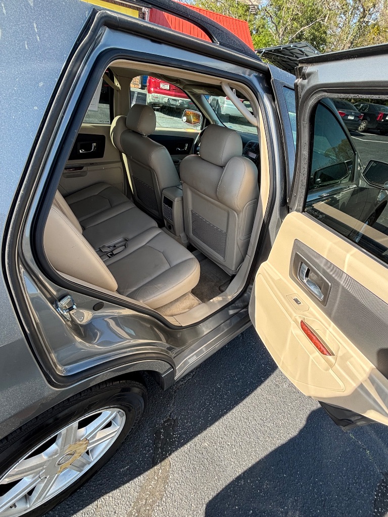 2005 Cadillac SRX photo