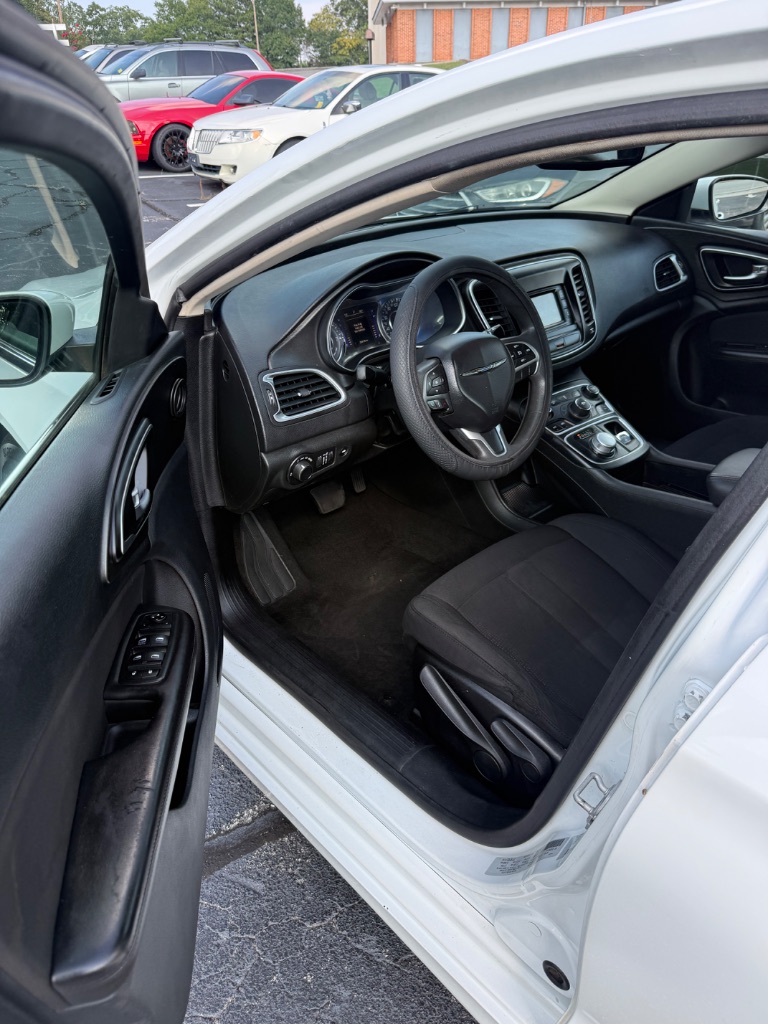 2015 Chrysler 200 - $3,000