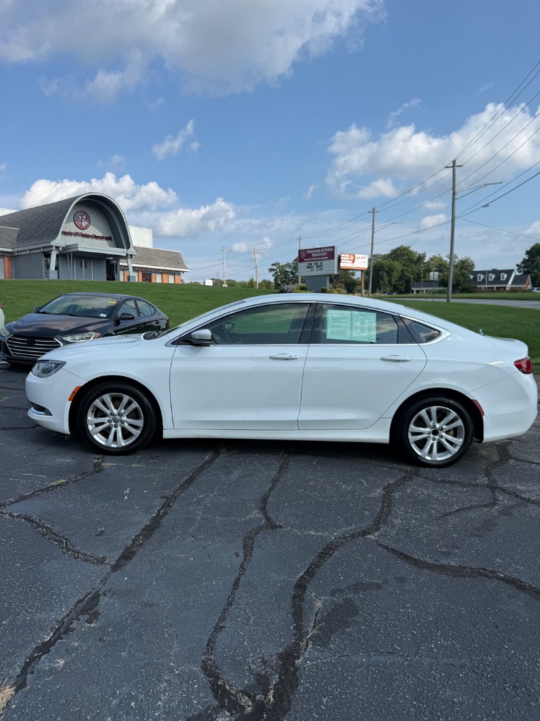 2015 Chrysler 200 - $3,000