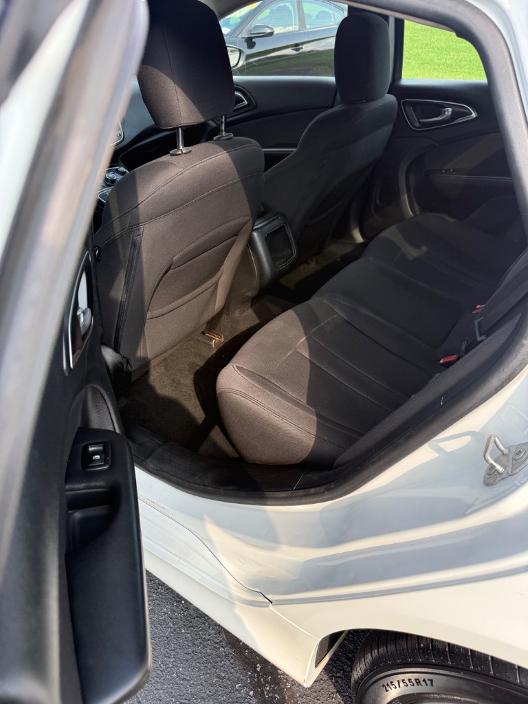 2015 Chrysler 200 - $3,000