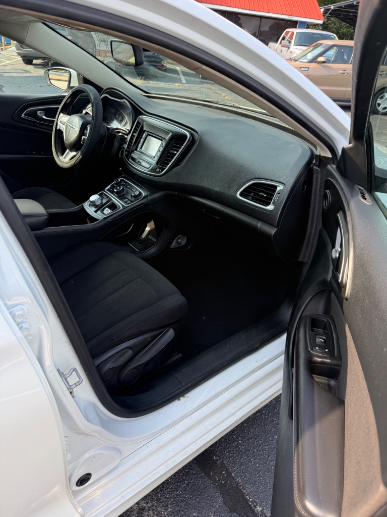 2015 Chrysler 200 - $3,000