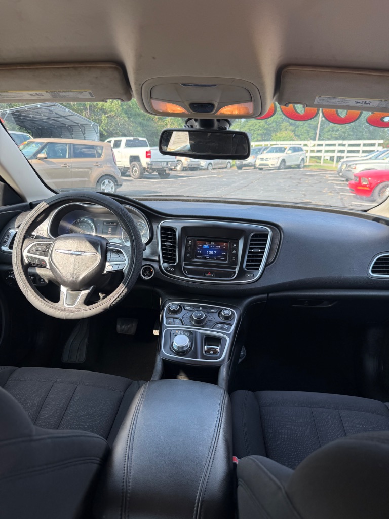 2015 Chrysler 200 - $3,000
