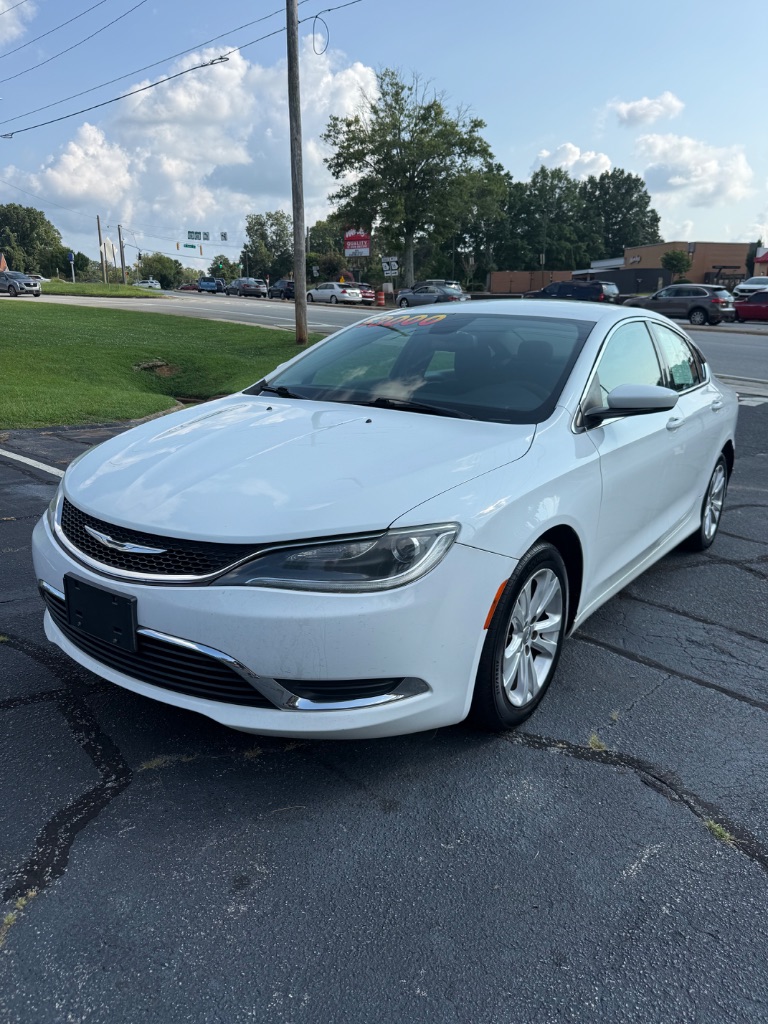 2015 Chrysler 200 - $3,000
