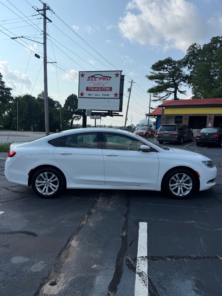 2015 Chrysler 200 - $3,000
