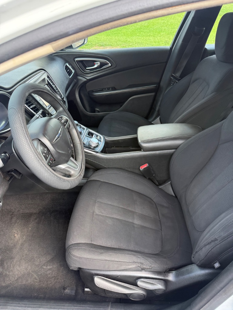 2015 Chrysler 200 - $3,000