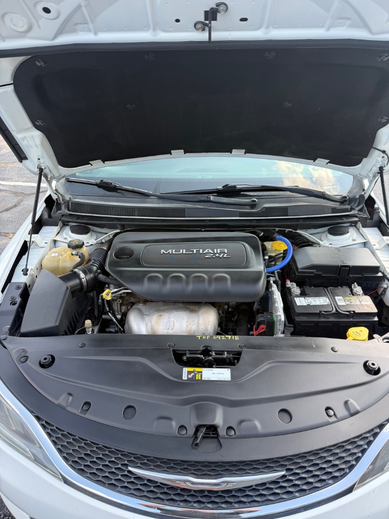 2015 Chrysler 200 - $3,000