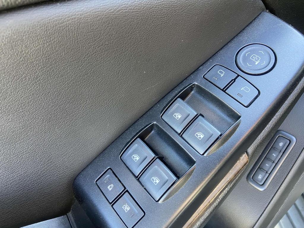 2019 Chevrolet Suburban 1500 LT photo