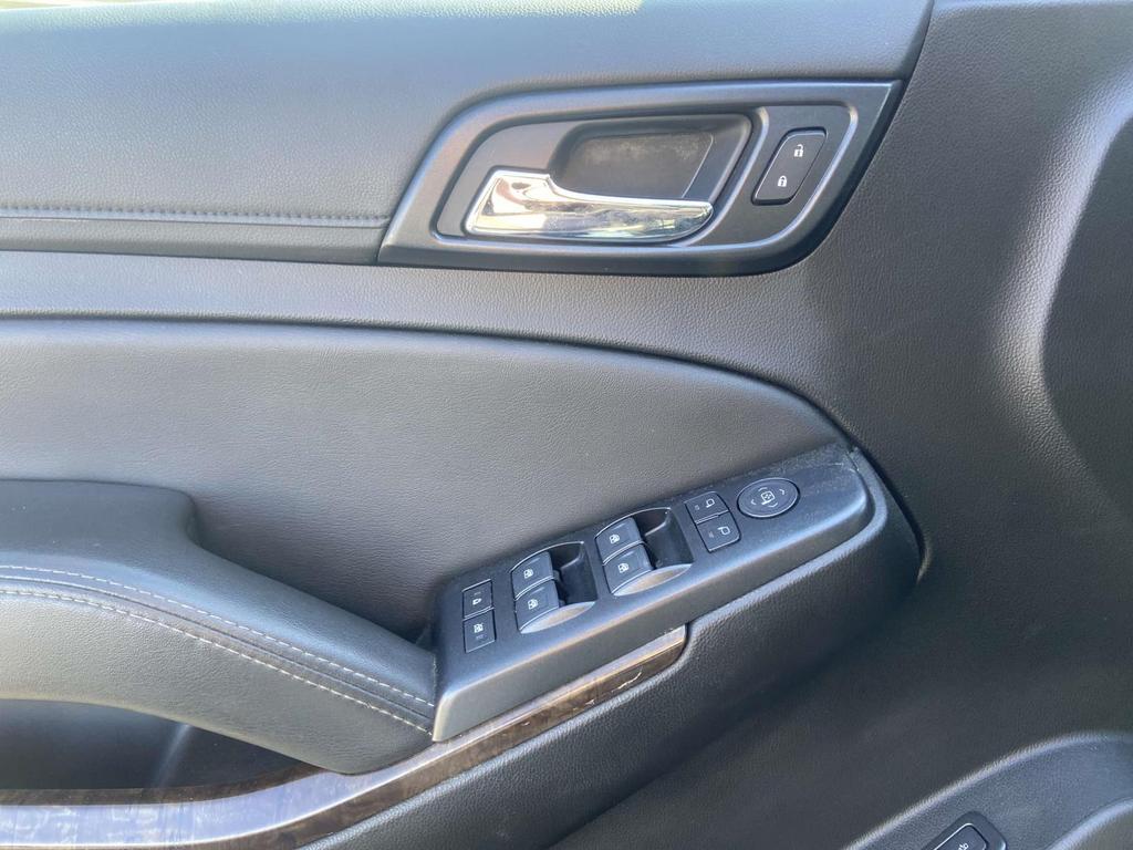 2019 Chevrolet Suburban 1500 LT photo