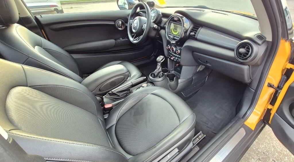 2017 MINI Cooper photo
