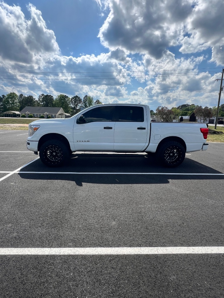 2022 Nissan Titan SV photo