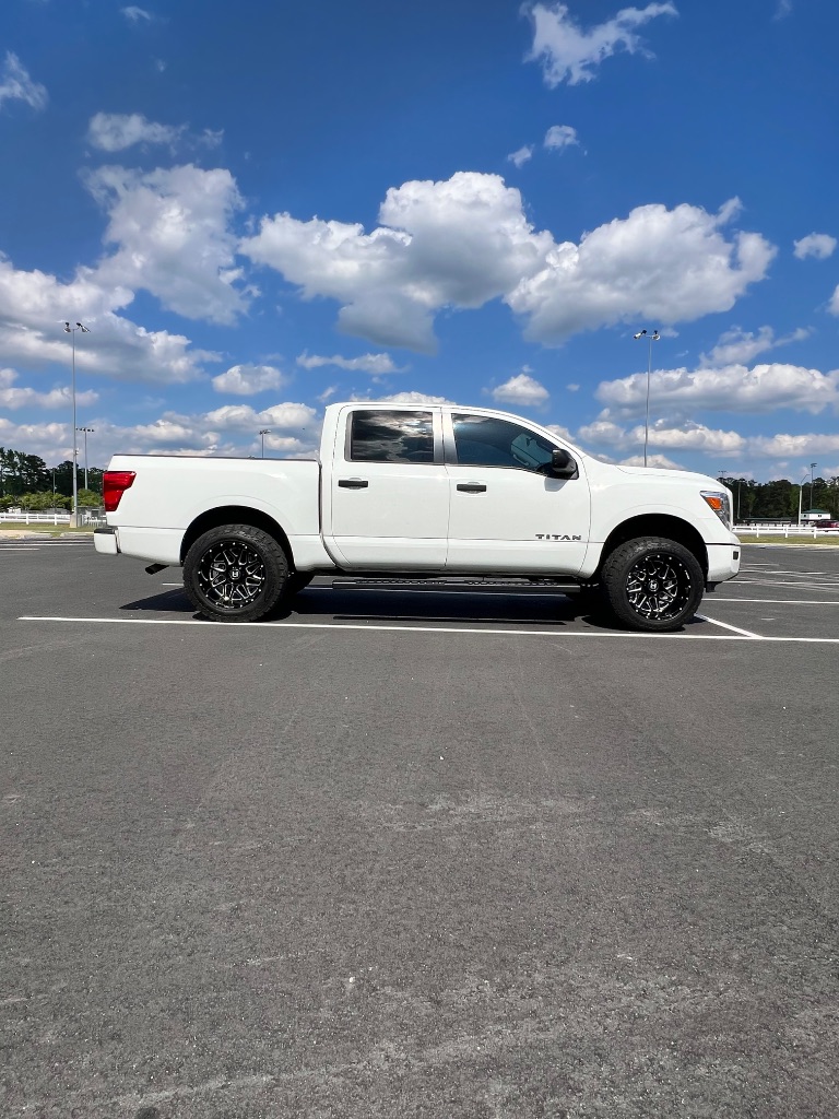 2022 Nissan Titan SV photo