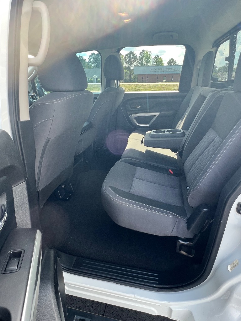 2022 Nissan Titan SV photo