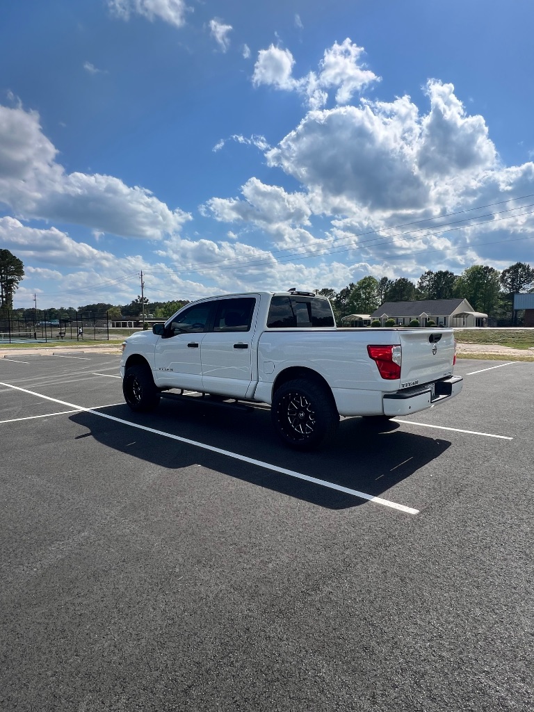 2022 Nissan Titan SV photo