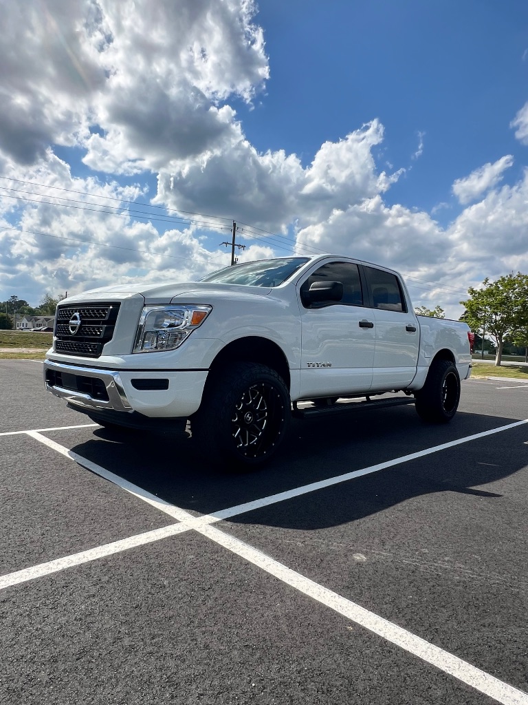2022 Nissan Titan SV photo
