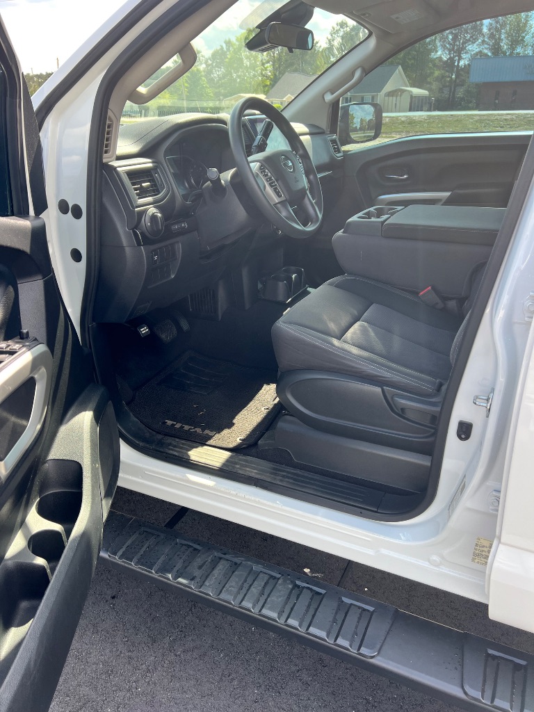 2022 Nissan Titan SV photo