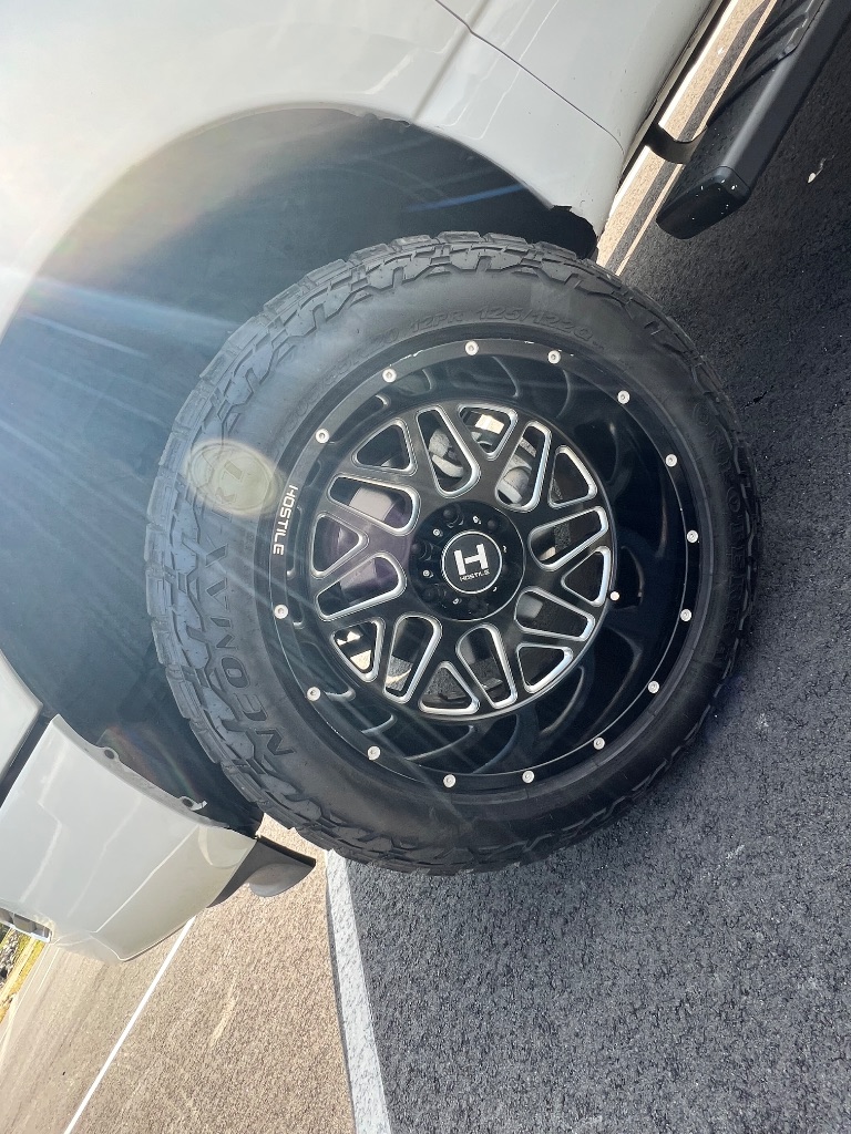 2022 Nissan Titan SV photo