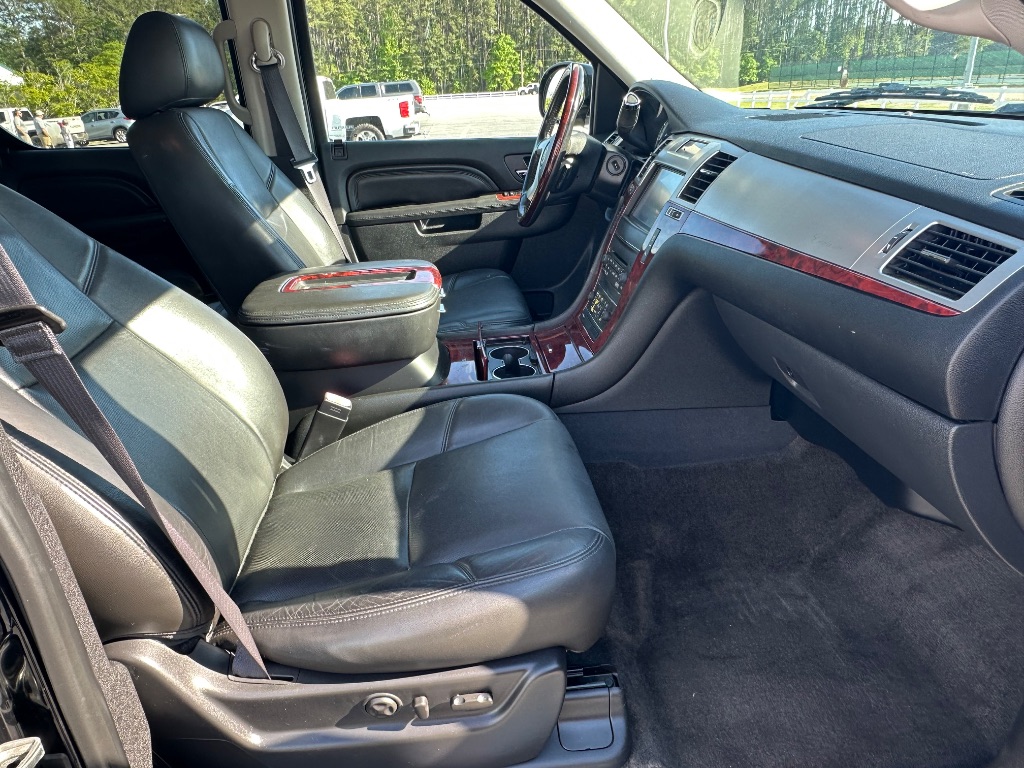 2013 Cadillac Escalade Luxury photo