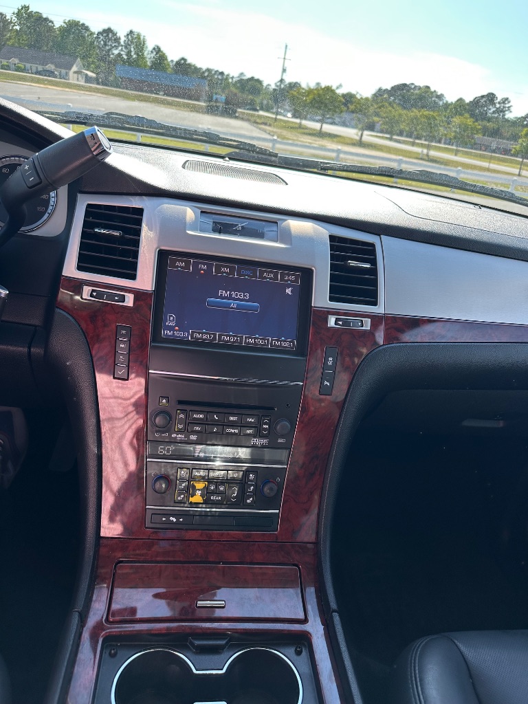 2013 Cadillac Escalade Luxury photo
