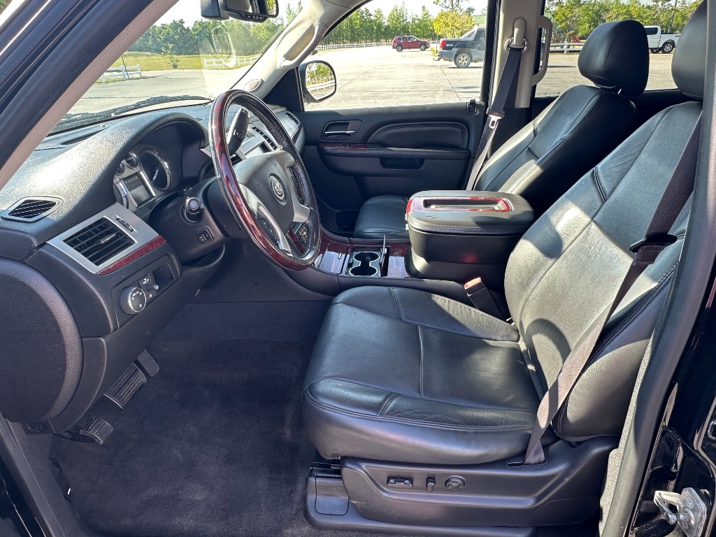 2013 Cadillac Escalade Luxury photo